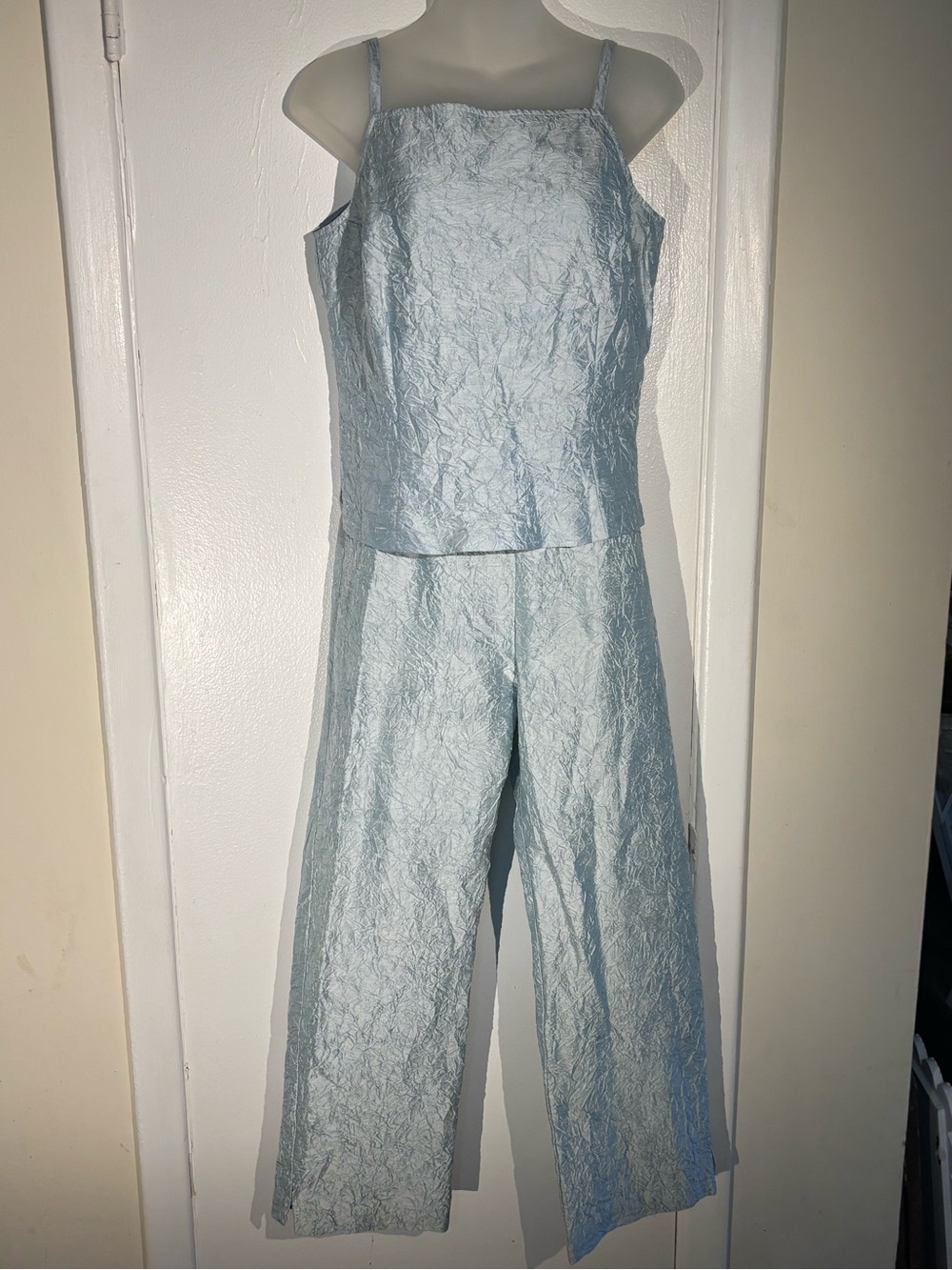 Karen Kane 2 Piece Silk Crinkle finish Set. Pants Size 6, Top Size Small.